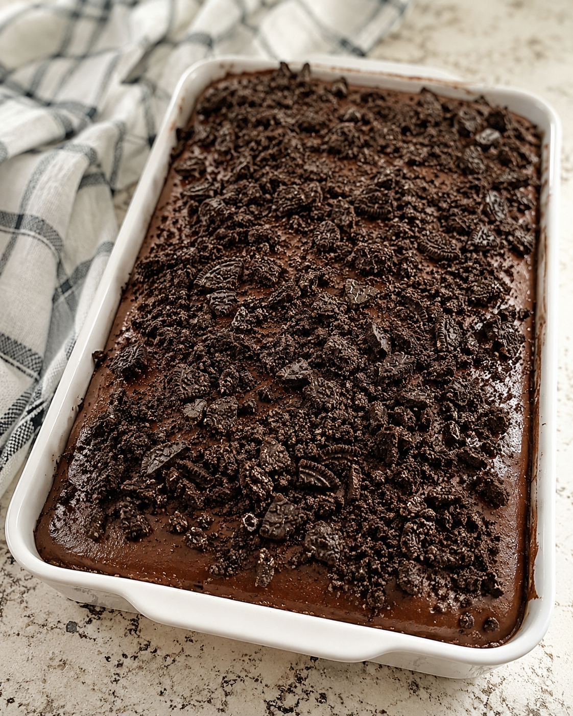 Bolo com cobertura de chocolate e OREO